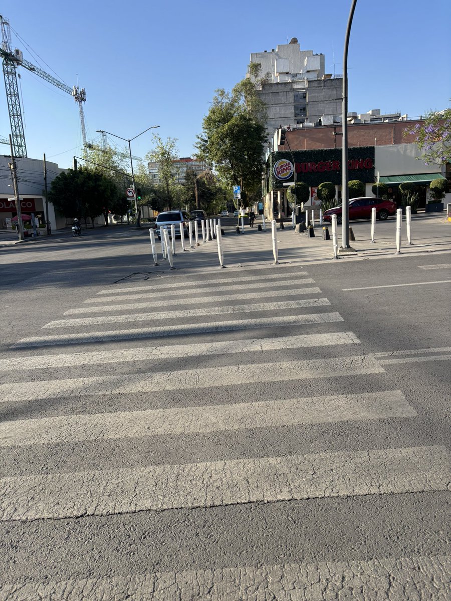 yola_rendon's tweet photo. Este fue su arreglo : unos postes de plástico ¿creen que eso protege al peatón? A ver cuánto tiempo duran Solo tiran el dinero @AlcaldiaMHmx @SOBSECDMX @OlaMHmx https://t.co/AOuo5uxxjT