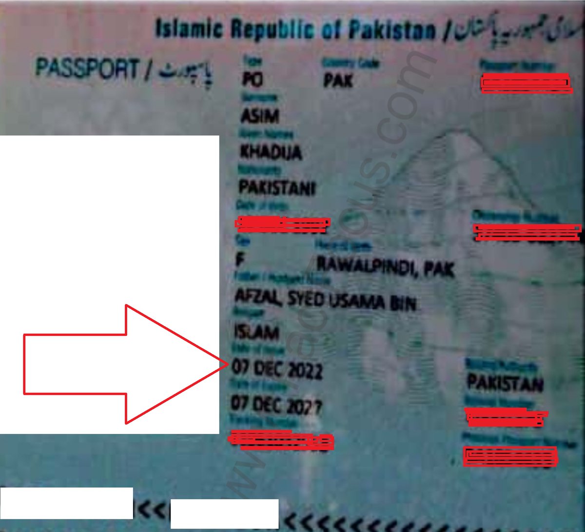 Ahmad_Noorani's tweet photo. آئی ایس آئی کے ٹاؤٹس آرمی چیف جنرل عاصم منیر کے خاندان کو خلاف قانون ملنے والے پاسپورٹس کے حوالے سے مسلسل جھوٹ پھیلا رہے ہیں کہ بیٹیاں اس لیے پاسپورٹ کیلیے اہل تھیں کیونکہ انکے شوہر سرکاری افسر تھے۔

درج ذیل تصاویر میں دیکھا جا سکتا ہے کہ تمام پاسپورٹس کی ایشو ڈیٹ جنرل عاصم منیر کے آرمی چیف بننے کے فوراً بعد کی ہے۔ کیا وہ انکے آرمی چیف بننے کے بعد ہی سرکاری افسر بنے؟ تمام سرکاری افسر ہر گز آفیشیل یا ڈپلومیٹک پاسپورٹ کیلیے اہل نہیں ہوتے۔ اسپیشل اسائنمنٹس دے کر جگاڑ نکالا جاتا ہے۔ جو غلط ہے۔ غیر قانونی ہے۔ بادشاہ کا اسٹیٹس نہیں دیا جا سکتا۔

دیکھیے رانا ثنااللہ کس طرح جرنیلوں کیلیے مسلسل جھوٹ بولتے رہے ہیں، اس تھریڈ کے دوسرے ٹویٹ میں دیے گئے لنک پر۔۔۔

۔۔۔