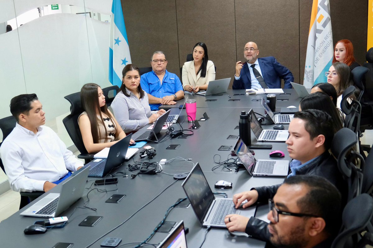CREE_HONDURAS's tweet photo. La dirección de Fiscalización presenta al Directorio de Comisionados y a directores de la CREE los Informes Trimestrales que contienen resultados de inspecciones realizadas a centrales generadoras para garantizar el suministro eficiente de energía. https://t.co/YtArOCWhGF