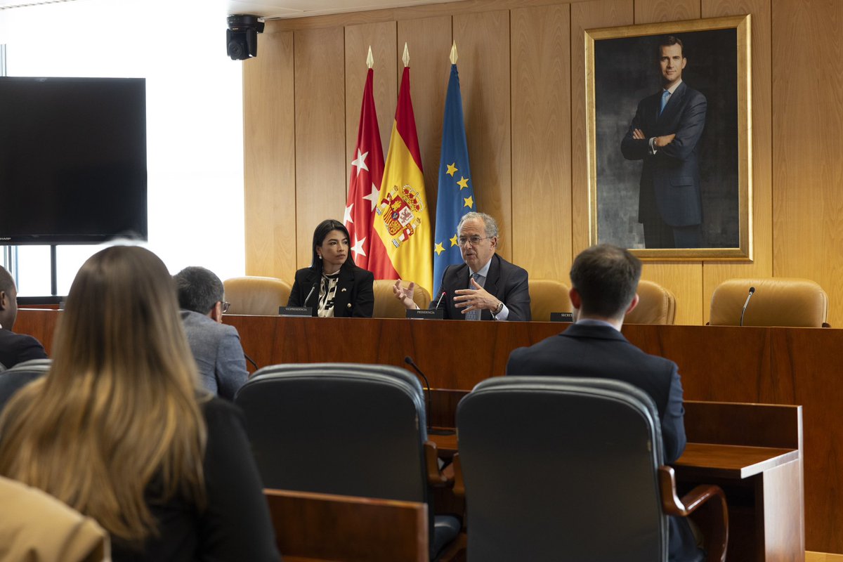 asambleamadrid's tweet photo. 🏛️ Miembros de la Asociación de Diplomáticos Extranjeros ante del Reino de España han visitado la @AsambleaMadrid.

👉 El presidente del parlamento regional, @eossoriocrespo, ha mantenido un encuentro para explicarles cómo trabaja la cámara por el bienestar de los ciudadanos. https://t.co/rNjaZFeWdW