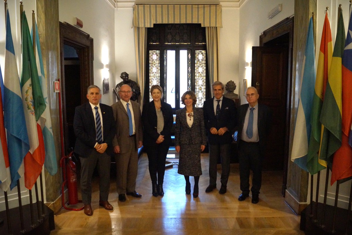 🇦🇷Una delegación de <a href="/MinSeguridad_Ar/">Ministerio de Seguridad Nacional</a> se reunió en #IILA con SG Cavallari y sus colaboradores. Durante la reunion se compartieron propuestas para seguir colaborando en el marco de los proyectos en el sector de la justicia y seguridad para hacer frente a la criminalidad organizada