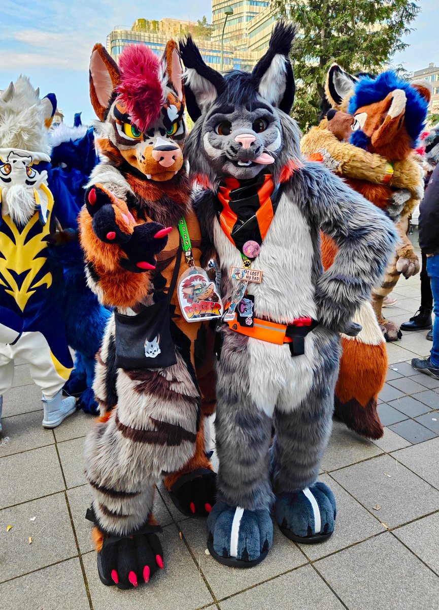 Krymson_K's tweet image. The "I give my phone when I fursuit to get some lil pics but I forgot them after and re discover them a month later" are the silly pics I like! Haha ✨🔥
with :
@run_charizard
@NoxeroWolf
@riukkosama
@FuzzyCodec