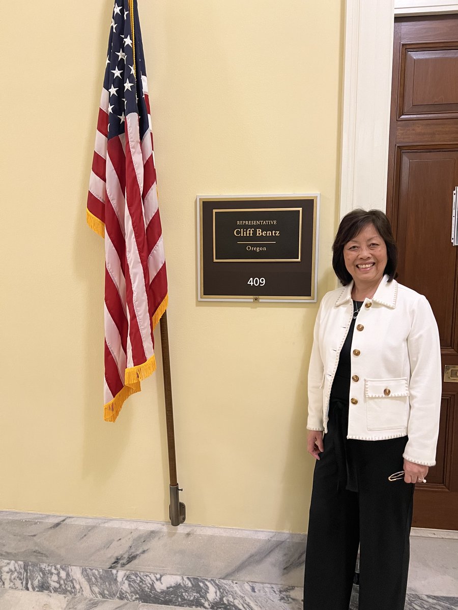 Oregon_SNA's tweet photo. Over 10+ school nutrition professionals headed east to experience firsthand the inner workings of the democratic process, learn about current legislative and regulatory challenges facing school nutrition and advocate directly with their legislators. #LAC25 #OSNA https://t.co/GAFKqmB14a