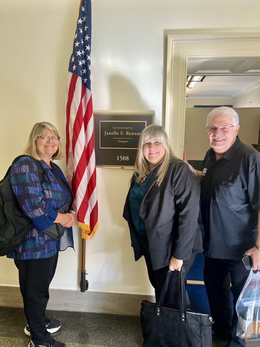 Oregon_SNA's tweet photo. Over 10+ school nutrition professionals headed east to experience firsthand the inner workings of the democratic process, learn about current legislative and regulatory challenges facing school nutrition and advocate directly with their legislators. #LAC25 #OSNA https://t.co/GAFKqmB14a
