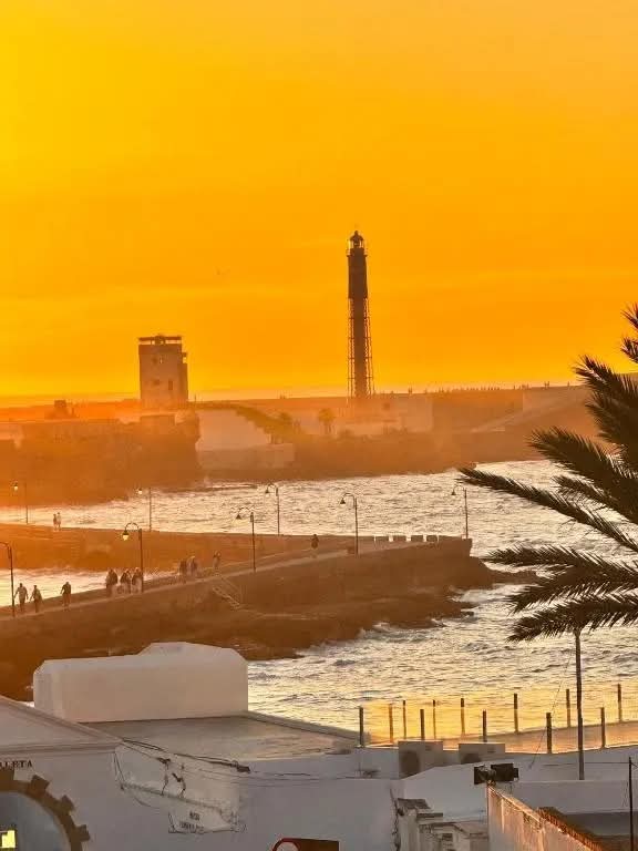 antonioij73's tweet image. Hasta el sol viene a morir en Cádiz