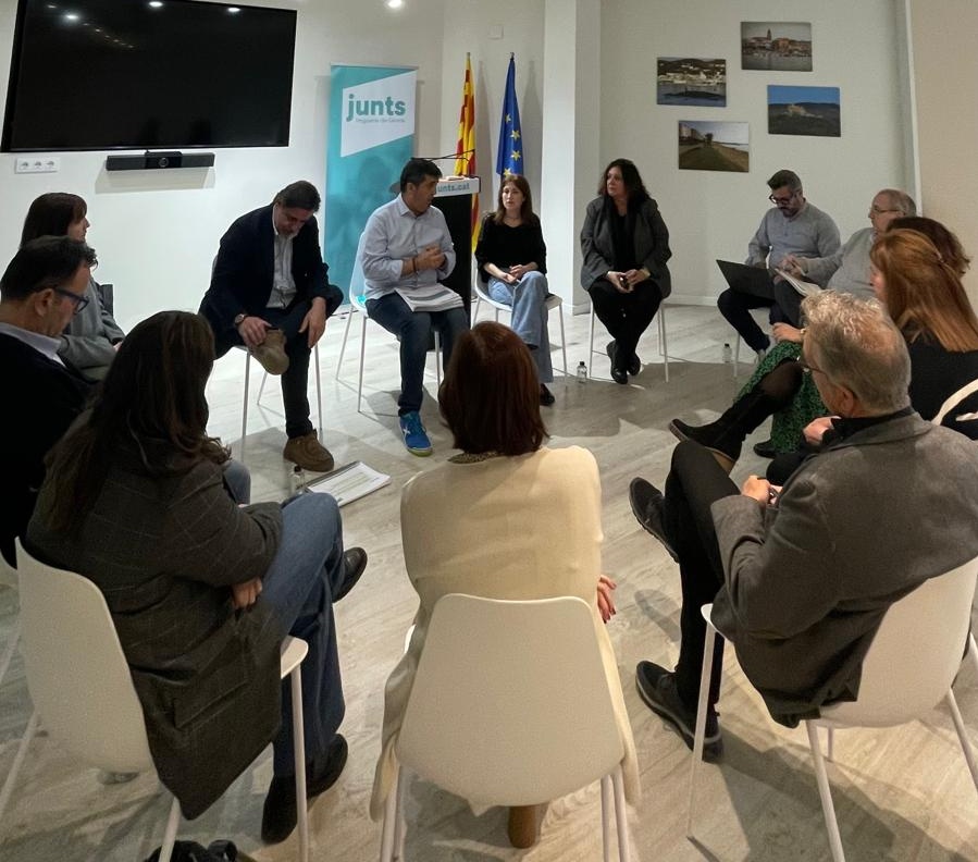 JuntsGirona's tweet photo. 📷 Representants de l'Alt i el Baix Empordà, Garrotxa, Gironès, Ripollès, Selva i Pla de l'Estany, i la presidenta de Junts a la Vegueria, @mangelsplanas, participen a la taula rodona "Un país en xarxa", per analitzar i posar en comú reptes de futur en clau de país. https://t.co/WdjzzFujfb