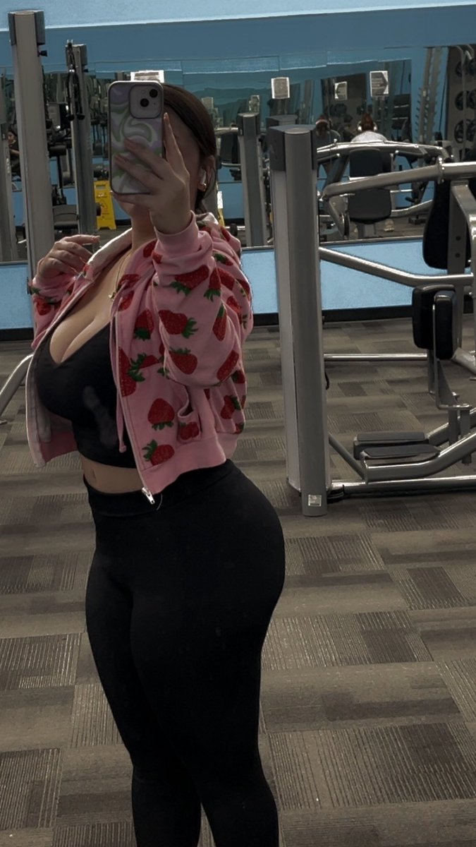 rozzyrozzzz__'s tweet photo. The gym mirror always has hand prints I don’t get it. Lol 😆 https://t.co/cQcuRROoCx