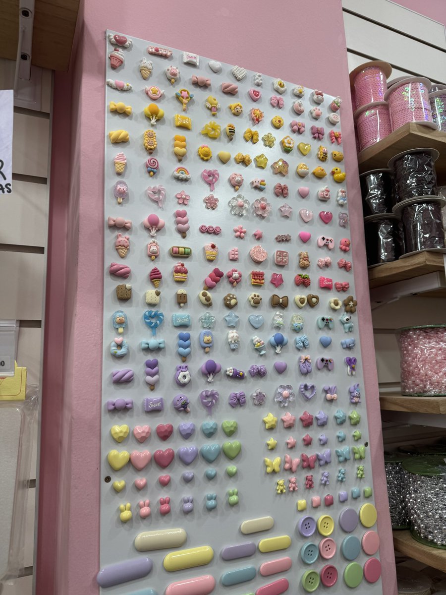 _Duendecita's tweet image. Ustedes no entienden pero hoy fui a once a comprar insumos para empezar hacer fundas personalizadas(queria agregar algo mas a mi emprendimiento) y lit entre al local y me queria llevar TOOOODOOOO miren esa infinidad de chaaarmsss #candycraft #once #emprendimientos