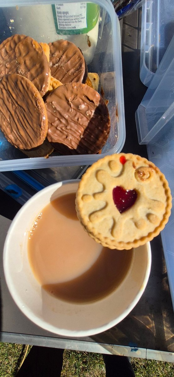 Another warm sunny day at Gunsites, where the team continued to weave brash and willow into our dry hedge, in readiness for planting honeysuckle to attract pollinators and other wildlife. More litter collected to improve the coastal park that we love ❤️.