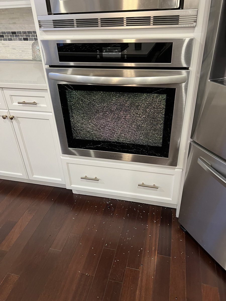 MiriamGreiss's tweet photo. The glass of my oven from @FrigidaireCA @TheBrick suddenly shattered with glass flying everywhere in my kitchen! How is this oven not recalled when there has been over 900 cases in the US and Canada. This is a safety hazard to families #frigidaire @Healthcanadat @ElectroluxGroup https://t.co/oDcSqX87rj