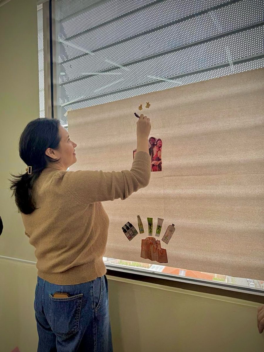 Docentes UTPL perfeccionan sus habilidades en el curso de formación docente "Del papel al escenario", aprendiendo storytelling, herramientas digitales y expresión escénica con <a href="/SofiaCabrera/">Sofia</a> y @GinaOrdoñez.
#DocentesUTPL