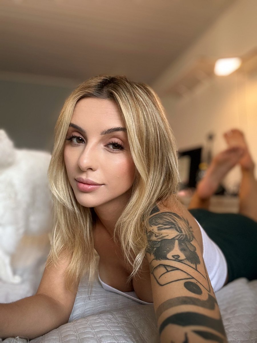 Fiquei doida 
vou mandar uma foto dos peitos 🍒
pra todo mundo que responder “oi” nesse Tweet 🙈