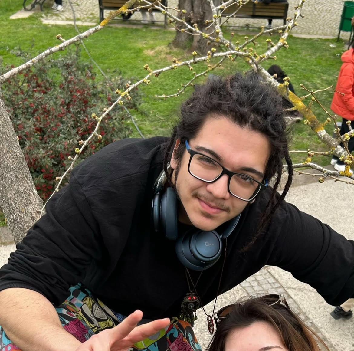 Fotoğraftaki dostum Boğaziçi'nden Can Atalay. Onu hukuksuzca tutuklayıp Silivri'ye hapsedenler yüzünden Can 21. yaşına bugün Silivri'de girdi. İyi ki doğdun Can. Umarım en kısa vakitte tekrar aramıza döneceksin