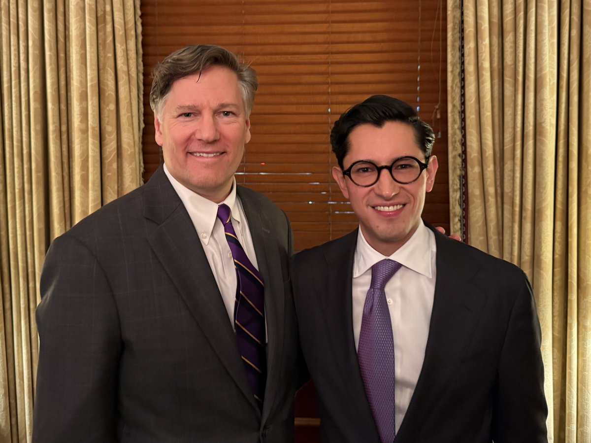 Roberto Velasco Álvarez (@r_velascoa) on Twitter photo Un gusto saludar a <a href="/DeputySecState/">Christopher Landau</a> en Washington, DC. Dimos seguimiento a la llamada entre nuestros respectivos secretarios y conversamos ampliamente sobre la cooperación e integración económica entre 🇲🇽 y 🇺🇸, que deja beneficios muy importantes para los pueblos de ambos países. Un gusto saludar a <a href="/DeputySecState/">Christopher Landau</a> en Washington, DC. Dimos seguimiento a la llamada entre nuestros respectivos secretarios y conversamos ampliamente sobre la cooperación e integración económica entre 🇲🇽 y 🇺🇸, que deja beneficios muy importantes para los pueblos de ambos países.