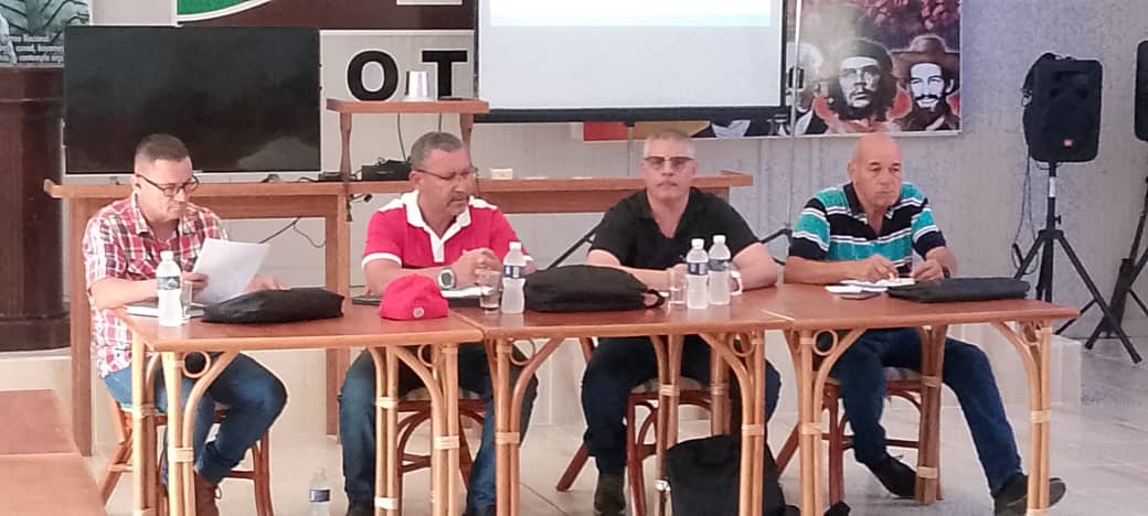 AntonioRdguezR's tweet photo. Junto al #VPP del GAE, el Director General de #ALMEST, el Presidente del #OSDEAyS, chequeamos las acciones que se ejecutan, en el municipio #Caibarien, para mejorar el abasto de agua, el drenaje y alcantarillado, se avanza en lo planificado #CubaViveYTrabaja #INRHCuba https://t.co/0zza05jjIw