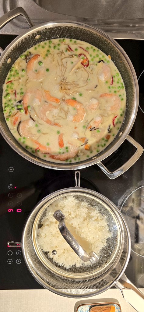 DrAlenka's tweet image. Reel nisem najbolj zdrava, a tudi prav zdrave hrane ne jem. Klinc, je treba po kotih pomesti, plača je še daleč. #usewhatyouhave #dowhatyoucanwithwhatyouvegot  🫛🫚🧄🍤🍚