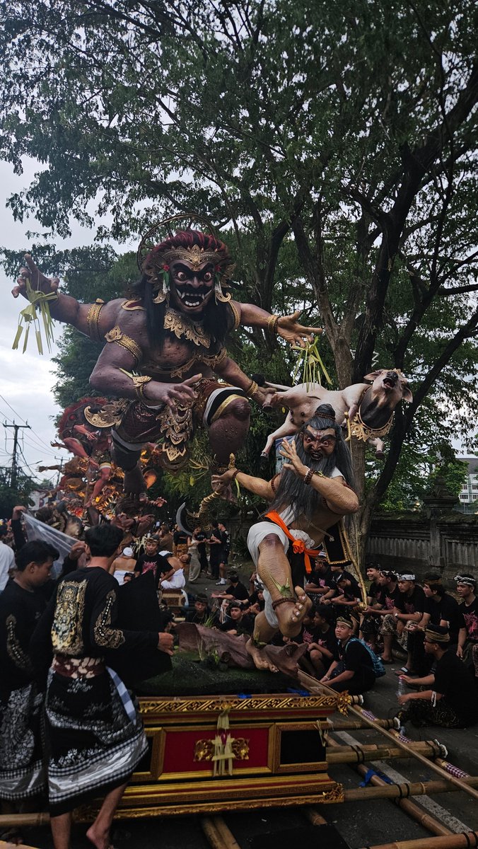 ArtemNovatorTv's tweet photo. Chaos → Silence:
🔥 Night: Ogoh-Ogoh monsters rage.
🌑 Day: Total stillness. No flights, no WiFi, no stepping outside.
Bali’s Nyepi is surreal.
📅 March 28, 2025: https://t.co/eVG8RwH7x3 https://t.co/BrpsHyuUkd