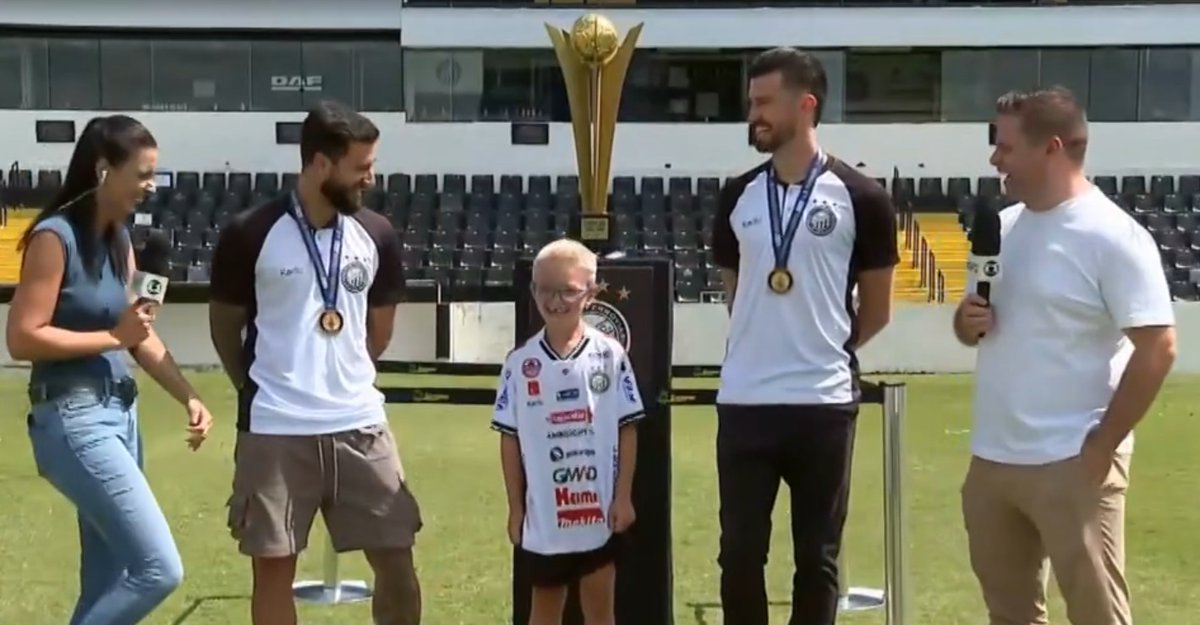 Esse garotinho, não conheço ele. Mas de uma coisa tenho ctza, esse é e vai ser Operariano raiz. No jg de Maringá estava ao lado dele e do pai dele e quando o OFEC tomou o gol de empate, ele chorou largado, foi bonito de ver o pai dele acalmando ele e falando que seríamos campeos