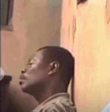 Herdsmen dey carry AK-47.
Police dey carry batten.