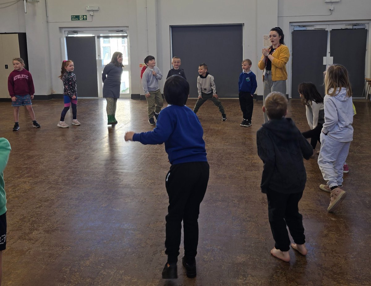 Ysgol Llwyn yr Eos (@llwynyreos) on Twitter photo Vicky from <a href="/WestEndinSchool/">West End in Schools</a> brought the story of Goldilocks and the Three Bears to life for Blwyddyn 2 this morning. Scary bears everywhere! Vicky from <a href="/WestEndinSchool/">West End in Schools</a> brought the story of Goldilocks and the Three Bears to life for Blwyddyn 2 this morning. Scary bears everywhere!