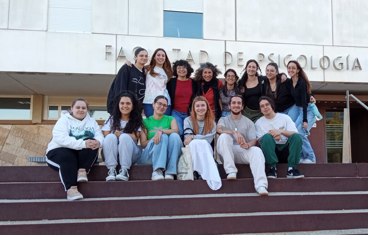 Esta tarde, Claudia Carrasquilla, acudía a la Facultad de Psicología, al Máster de Intervención Comunitaria, para impartir una clase/taller sobre psicología comunitaria y salud comunitaria.