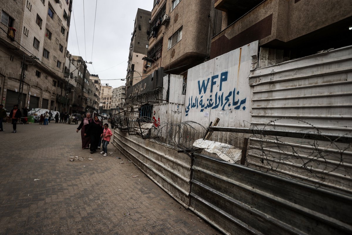 WFP's tweet photo. UPDATE: 
🔴All 25 WFP-supported bakeries in #Gaza have shut down due to lack of fuel and flour.

🔴Hot meals are continuing, but supplies will last two weeks maximum.

🔴WFP will distribute its last food parcels in the next two days. https://t.co/tgVLgfWaaN