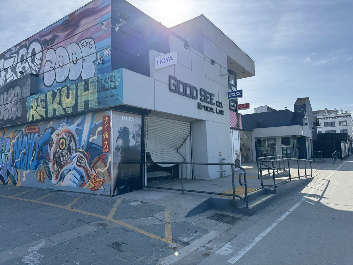 CarlGetInside's tweet photo. Looks like there was ANOTHER smash and grab at Good See on the boardwalk. 😞 https://t.co/KruDILFw65