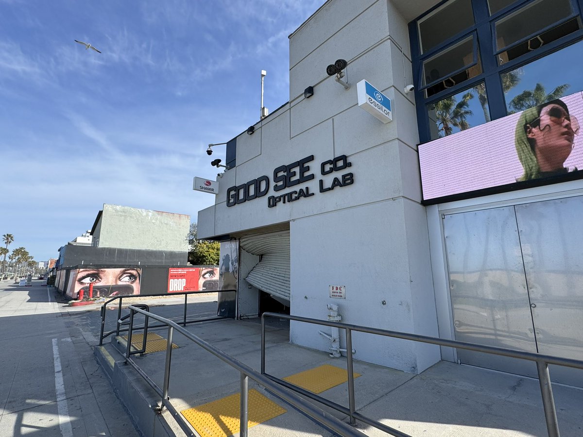 CarlGetInside's tweet photo. Looks like there was ANOTHER smash and grab at Good See on the boardwalk. 😞 https://t.co/KruDILFw65
