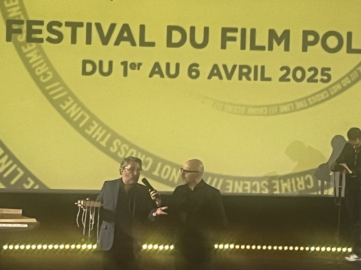 Ouverture de #ReimsPolar avec le discours enthousiaste de <a href="/ArnaudRobinet/">Arnaud Robinet</a>, maire de <a href="/VilledeReims/">Ville de Reims</a> qui cite Alfred Hitchcock, celui tout aussi chaleureux d’Aude Hesbert, patronne du festival, et Bruno Podalydès, président du jury qui nous régale de ses délicieux tours de magie 🎉🎬