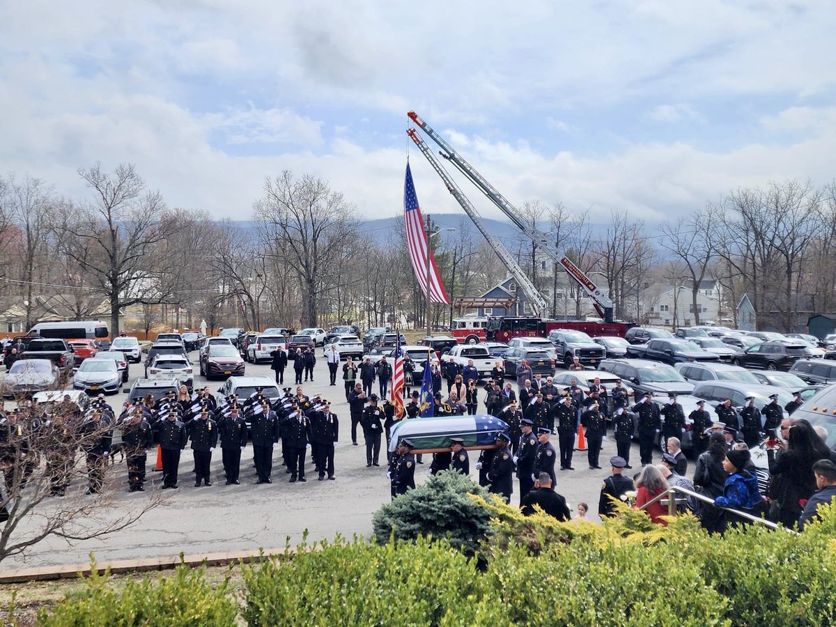 NYPDCeremonial's tweet photo. Police Officer Jose Santiago retired in 2001 and was assigned to @NYPDHighway District 1. 

Police Officer Santiago’s family was presented with our department flag in his honor. 

May he rest in eternal peace.
#NeverForget 
@NYPDnews https://t.co/UIalYI3X3H