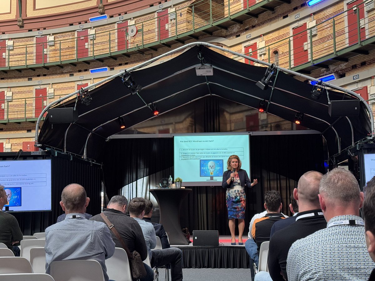 genova2's tweet image. Vandaag een presentatie gegeven in de koegevangenis in Arnhem aan relaties van Copaco, die allemaal te maken hebben met cyber boeven die nog niet in de gevangenis zitten.
Echt een mooi event, tot in de puntjes verzorgd.