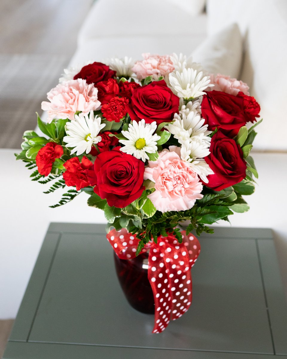 FlowersSend's tweet image. April showers bring May flowers—but let’s be real, we’re starting the floral magic now. And what better way to kick off the month than with timeless, elegant roses? 🌹✨

#HelloApril #Roses #Spring #SendFlowers