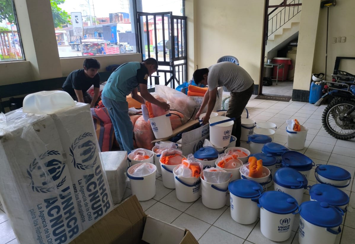 En Madre de Dios, <a href="/ACNURPeru/">ACNUR Perú</a> mediante <a href="/CaritasdelPeru/">Cáritas del Perú</a> entregó artículos de asistencia humanitaria a 110 personas, entre población local y refugiada, mediante la provisión de baldes y contenedores de agua en las zonas afectadas del Distrito de Laberinto.