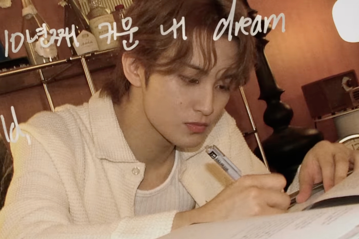 WATCH: #NCT's #Mark Introduces Himself As An Artist In "Mark Lee (b.1999)" Film For 1st Solo Album "The Firstfruit"
soompi.com/article/172978…