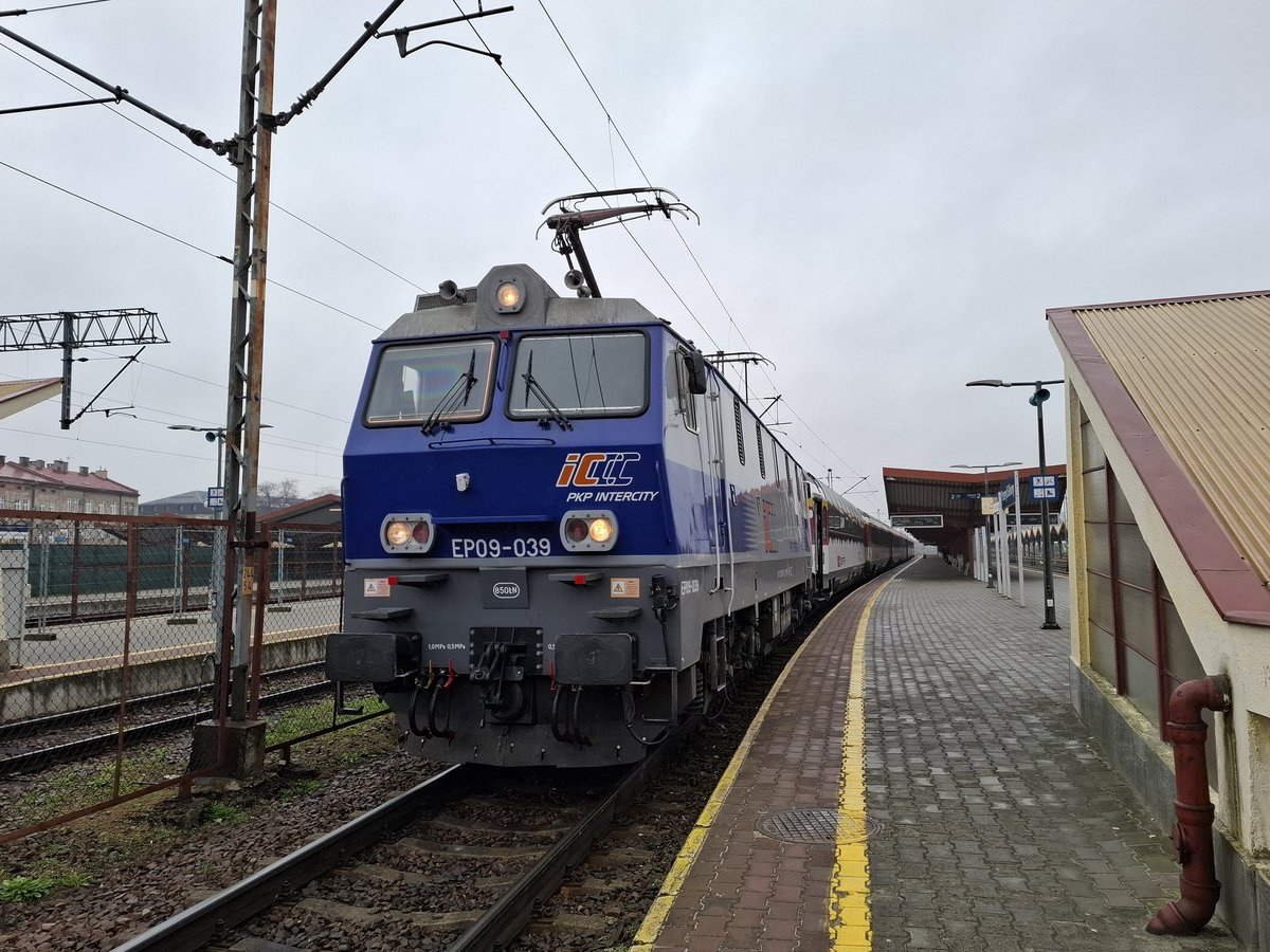 lejeunedutrain's tweet photo. Ce matin, on est monté à bord de l'#EC107 #IC107 "Porta Moravica" opéré par @PKPIntercityPDP, @ceskedrahy_ et @unsereOEBB de Przemyśl Główny a Kraków Główny. 

Il est composé de voitures ÖBB mais aussi de voitures CFF dont une 1ère classe panoramique 😍😍 https://t.co/kNoIMpBklR