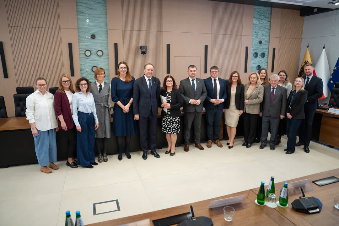 ✍️Podpisaliśmy dziś pięć umów z partnerami projektu strategicznego LIFE Pom GOZilla.PL!
Projekt zakłada wdrożenie Planu Gospodarki Odpadami dla Województwa Pomorskiego uwzględniającego hierarchię postępowania z odpadami komunalnymi oraz zasady gospodarki cyrkularnej.
