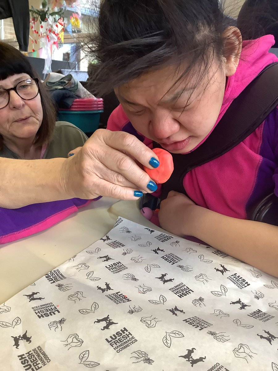 SelworthySchool's tweet image. Last week Grove 3 enjoyed a visit from Lush for Futures week.
We used our senses to smell and feel the products and then ours eyes and ears to watch and listen to fizzing bathbombs! Our classroom smelt great 😌 
#futureweek #visitingbuiness
