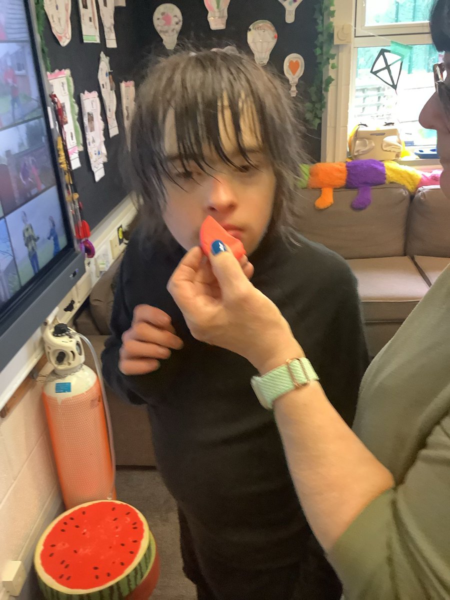 SelworthySchool's tweet image. Last week Grove 3 enjoyed a visit from Lush for Futures week.
We used our senses to smell and feel the products and then ours eyes and ears to watch and listen to fizzing bathbombs! Our classroom smelt great 😌 
#futureweek #visitingbuiness