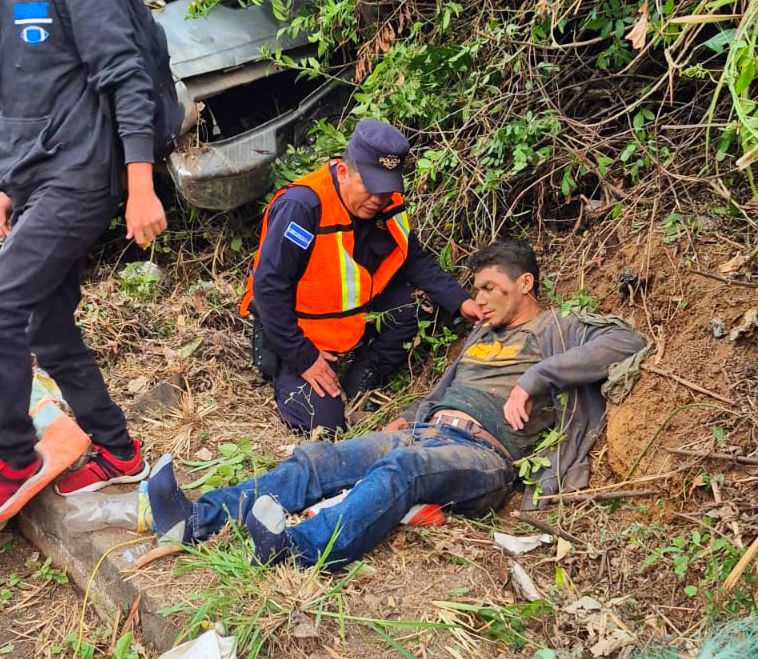 PNCSV's tweet photo. Varias personas resultaron lesionadas tras un accidente de tránsito en el km 59 de la carretera Panamericana, en las cercanías de la colonia La Granja, en el sentido de San Salvador a Santa Ana

En el percance, un camión que llevaba arena chocó contra un pick up.

Los lesionados fueron trasladados a un hospital cercano.

Nuestros policías ya se encuentran en la zona.