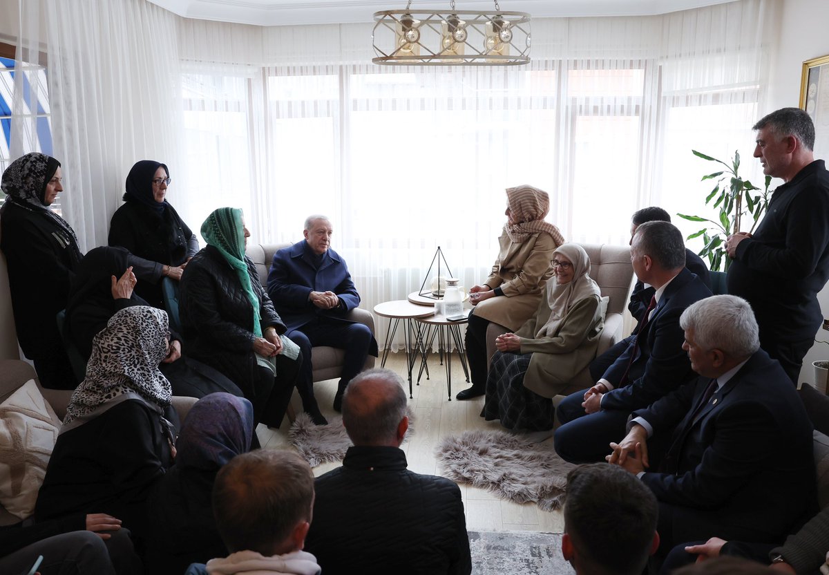 Cumhurbaşkanımız Recep Tayyip Erdoğan, vefat eden Kocaeli İl İstişare Kurulu Üyemiz Burhan Abiş için Ulaşlı Merkez Camisi'nde kılınan cenaze namazına katıldı.