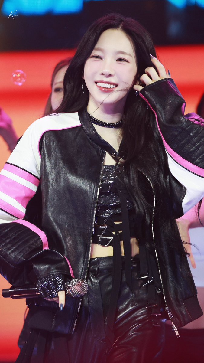 So these smiley Taeyeon photos came from when she was hit by the bubble noh? Hahaha grabe super pretty 💜