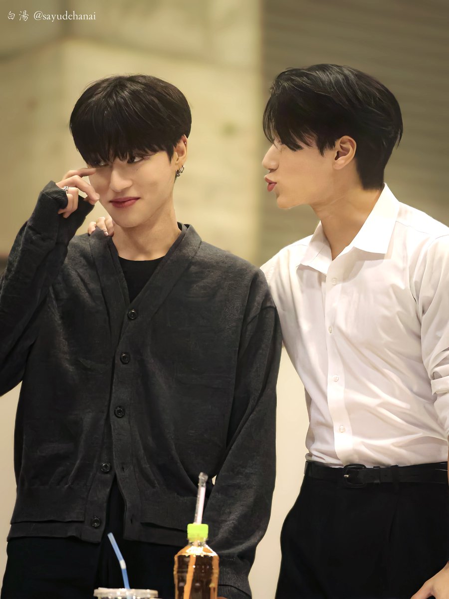 sayudehanai's tweet photo. 250401 団体サイン会 団サ

우산🦊🐱

#ATEEZ #에이티즈 #SAN #산 #サン #WOOYOUNG #우영 #ウヨン #woosan #우산 https://t.co/sZHfmKwEvK