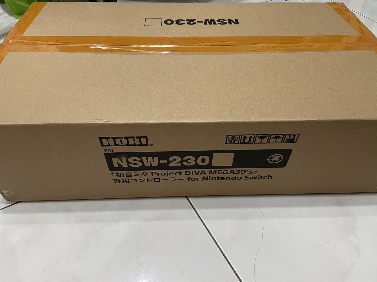sdarktemplar's tweet photo. HORI 初音ミク Project DIVA MEGA39’s 専用コントローラーが届きました！当時の発売時には手に入れられず、まさか新作もない中で再販されるとは思いませんでした。今回買わなければ、一生チャンスがなかったかもしれません。

#初音ミク #ProjectDIVA #MEGA39s #HORI #pjd_sega https://t.co/aEdWF6Pca4