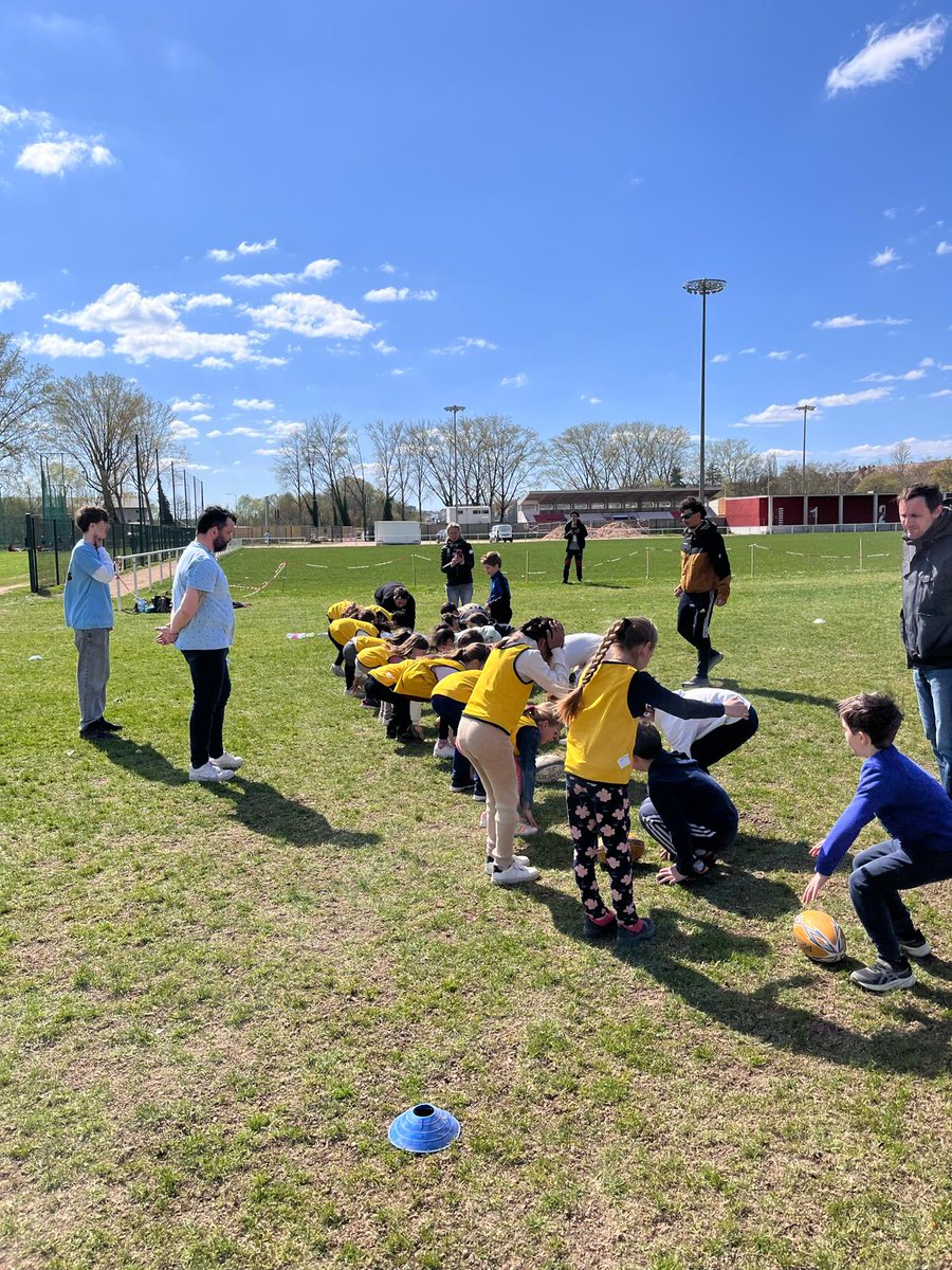 🏉 À Dole, la #SOP2025 rassemble élèves et sportifs ! La rectrice @NAlbertMoretti a lancé les championnats de France UNSS de rugby après des ateliers avec des écoliers. Un moment clé pour éveiller les élèves aux bienfaits de la pratique sportive régulière.