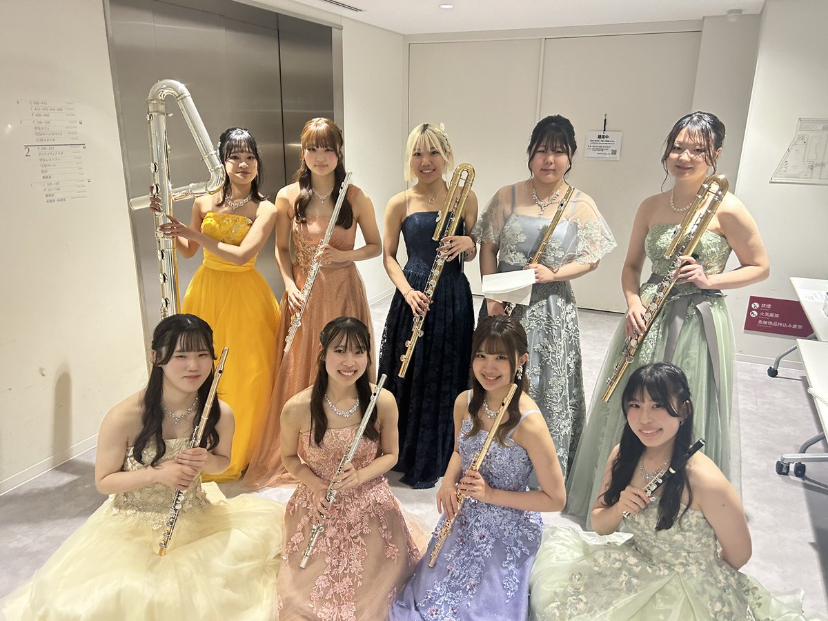 フルート科アンサンブル演奏会🦢🩰

学年アンサンブルと大編成に乗らせていただきました！とても楽しかったです！
同期9人でアンサンブルができて練習の時からとても楽しかったです✨

ありがとうございました🙇🏻‍♀️

今日から3年生😿もう折り返し…
頑張ります❕