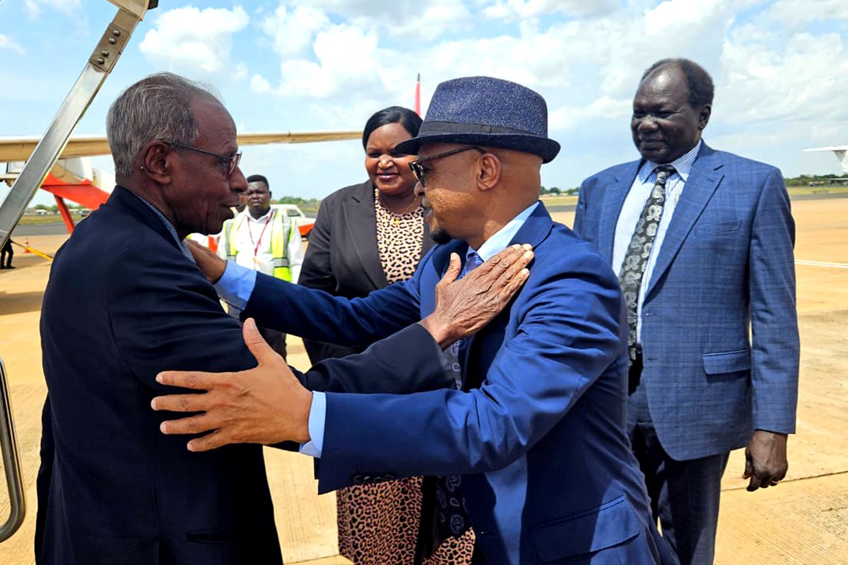 tesfanews's tweet photo. JUBA ― H.E. Yemene Gebrab, Head of Political Affairs and Presidential Adviser tp President Isaias Afwerki, arrived in Juba this afternoon to deliver a message to President Salva Kiir Mayardit. 

He was welcomed at the airport by the Under Secretary in the Ministry of Foreign Affairs and the SPLA's Head of Political Affairs. #Eritrea  🇪🇷🫡🇸🇸