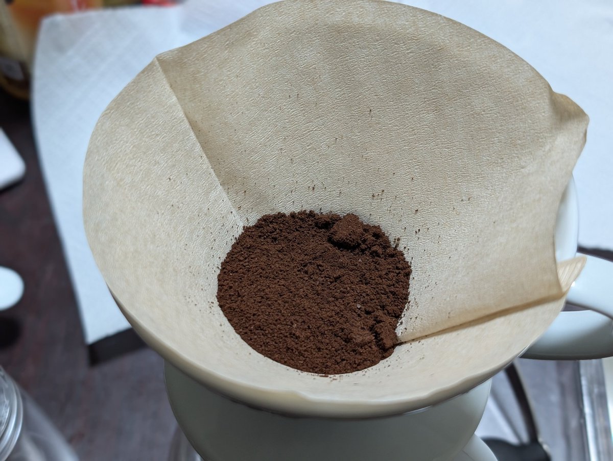 tmkuntmkun's tweet photo. 元々紅茶、緑茶派なんだけど、ついにコーヒー豆を挽いてハンドドリップデビューしました🥰
今まで豆の匂いは好きだったけど、飲み物としては好きではなかった。それが最近美味しいコーヒーを飲んでなかったんだと気づいて😁☕
初心者🔰ですが豆がいいので美味しかった〜💙
#FOURCOFFEE
#masayakarimata https://t.co/5FPBIhSPKc