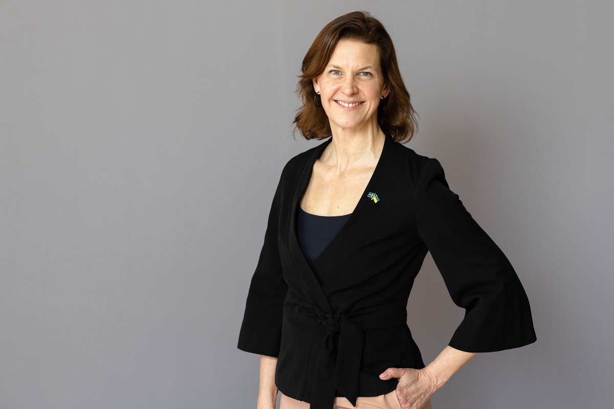 Idag har statsminister Ulf Kristersson och utbildningsminister Johan Pehrson presenterat en ny jämställdhets- och arbetslivsminister. Vi välkomnar Nina Larsson (<a href="/ninalarsson/">Nina Larsson</a>) till Arbetsmarknadsdepartementet! <a href="/SwedishPM/">Ulf Kristersson</a> <a href="/JohanPehrson/">Johan Pehrson</a>