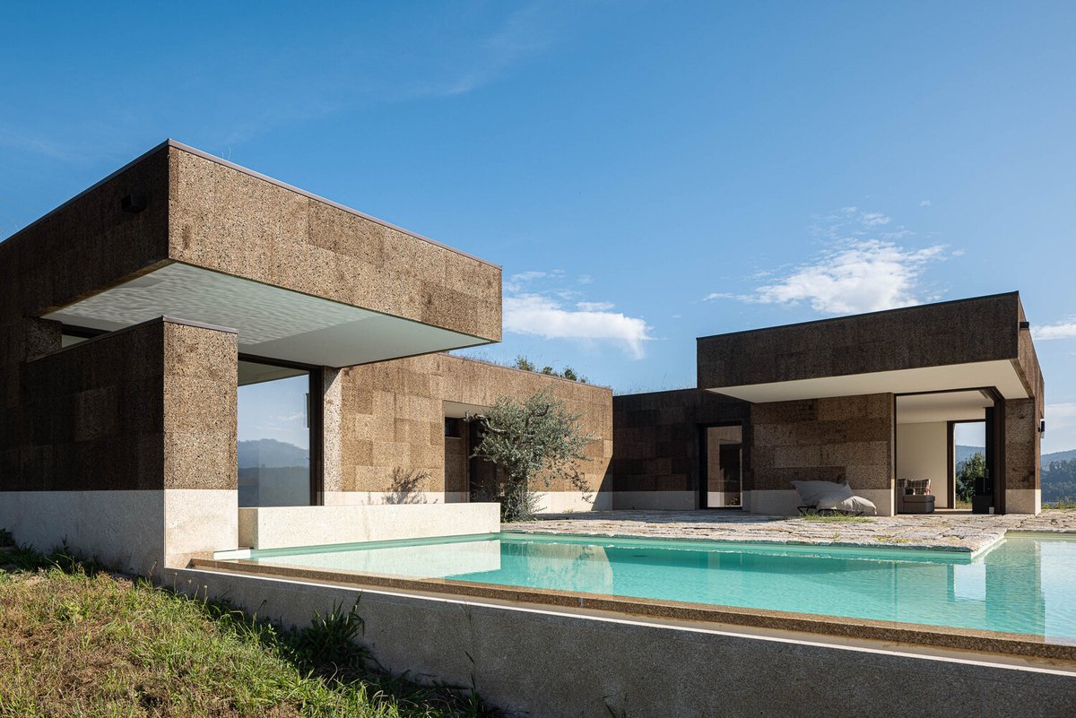 ArchDaily's tweet photo. Molded by the terrain, the shape of Levada House creates a visual and physical continuity between the building and the natural environment. https://t.co/SQYwUyabw3 https://t.co/QYpFcAHsoK