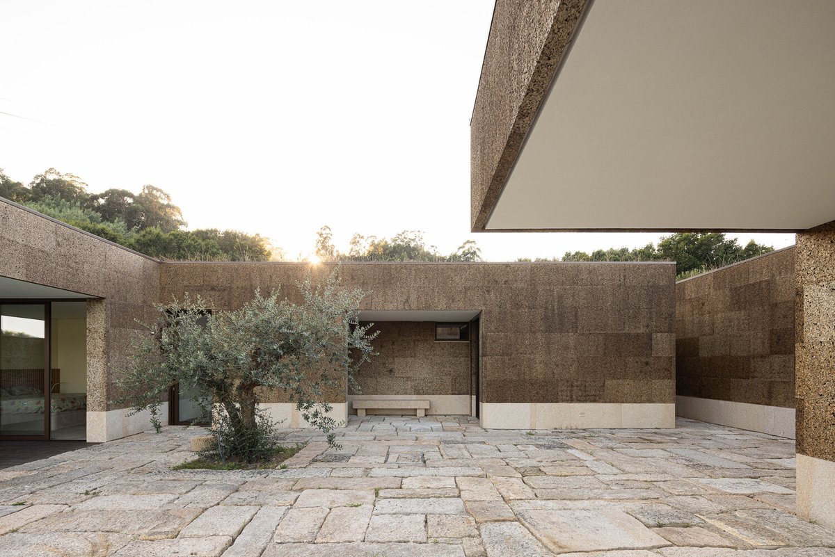 ArchDaily's tweet photo. Molded by the terrain, the shape of Levada House creates a visual and physical continuity between the building and the natural environment. https://t.co/SQYwUyabw3 https://t.co/QYpFcAHsoK